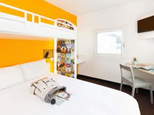 a bedroom with a bed and a desk and a bunk bed at Hotel F1 Vesoul - En cours de rénovation in Vesoul