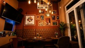 a bar with a table and chairs in a room at Maloka Boutique Centro Histórico in Cartagena de Indias