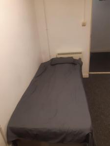 a small bed in a corner of a room at Vincente's in Chatham