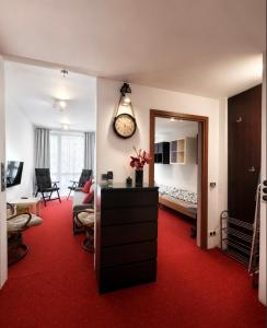 a living room with a red carpet and a mirror at Apartament Okuninka DINA20 in Okuninka