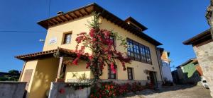 a building with flowers on the side of it at Casa Pelayin in Cue