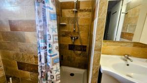 a bathroom with a sink and a shower at Les 2 Cocotiers - Maison d'hôtes d'Eugénie in Sainte-Luce +6 photos