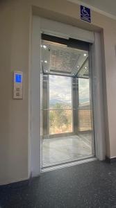 a large glass door in a building with a window at Hotel ROYALS HUARAZ in Huaraz