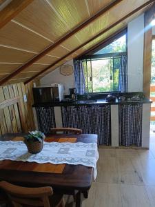 a dining room with a table and a window at Hospedagem Na Rota do Enxaimel - Andar Térreo ou Superior - Alles Acer in Pomerode