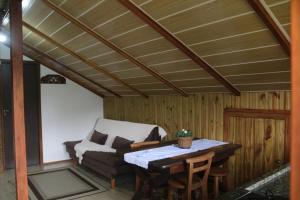 a living room with a couch and a table at Hospedagem Na Rota do Enxaimel - Andar Térreo ou Superior - Alles Acer in Pomerode