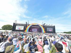 a large crowd of people standing in front of a stage at KANEAGE BASE 14名までokの大型一棟貸し 家族旅行 合宿遠征 長期滞在に 海浜公園大洗20分 in Hitachinaka
