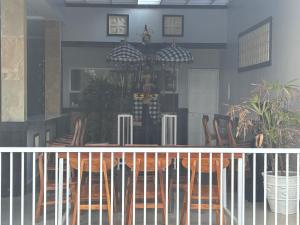 a dining room with a table and chairs at Jimbaran Hostel Bali in Jimbaran