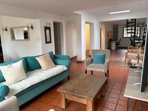 a living room with a couch and a table and chairs at Espacio y confort en tres dormitorios in Campana