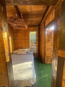a bedroom with a bed in a wooden house at Mar y Montana in Taganga