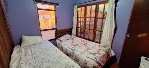 a small bedroom with a bed and a window at Cabañas Caprumadp in Quintero