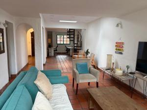a living room with a blue couch and a tv at Espacio y confort en tres dormitorios in Campana