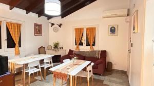 a living room with two tables and a couch at Cuatro Soles in Ezeiza