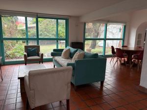 a living room with a couch and chairs and a table at Espacio y confort en tres dormitorios in Campana +58 photos