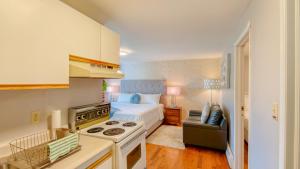 a small apartment with a bed and a kitchen at Lee's Ocean Peek B & B in Stratford
