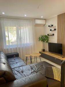 a living room with a couch and a flat screen tv at La Perle de Bizerte in Banzart