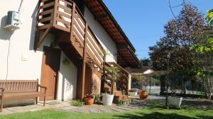 a building with a bench on the side of it at Hospedagem Na Rota do Enxaimel - Andar Térreo ou Superior - Alles Acer in Pomerode