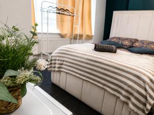 a bedroom with a bed with a striped blanket at Lindi Property Cosy Double Room in Wyken +6 photos