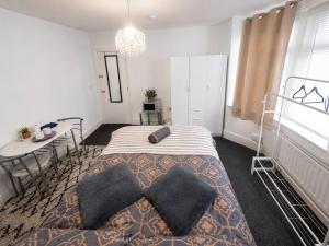 a bedroom with a bed and a desk and a table at Lindi Property Cosy Double Room in Wyken