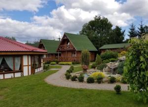 a house with a garden in front of it at Hacjenda in Redło