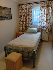 a small bedroom with a bed and a window at Dal urla in Urla