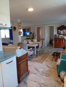 a kitchen and living room with a table and chairs at Dal urla in Urla