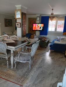 a living room with a table and a couch at Dal urla in Urla