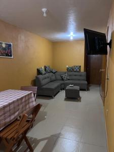 ein Wohnzimmer mit Sofa und Fernseher in der Unterkunft Rincón acogedor in Toluca de Lerdo