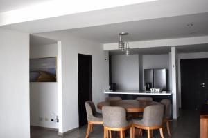 a kitchen and dining room with a table and chairs at Departamento de lujo en Col Americana con alberca in Guadalajara