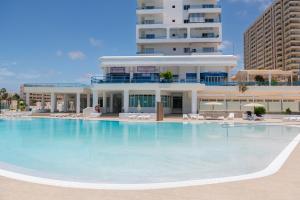 a large swimming pool in front of a building at Verónica's Flat Playa Paraíso in Playa Paraiso