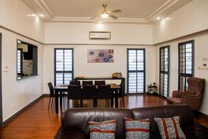 a living room with a couch and a dining room at Villa Mélaure in Abomey-Calavi