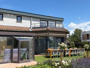 an extension of a house with a table and chairs at De Golfbreker in Middelkerke