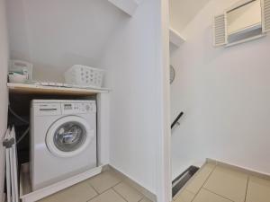 a laundry room with a washing machine in it at Spijk vakantiehuis in Spijk