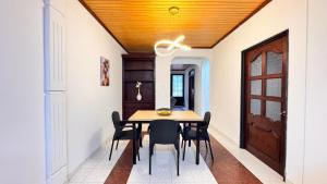 a dining room with a wooden table and chairs at Urban House in Florencia