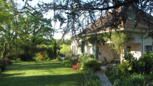 a house with a garden in front of it at Jouandous in Habas