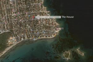 a satellite view of the house on the shore of a city at Chill Coast House in Nisís Áyios Nikólaos