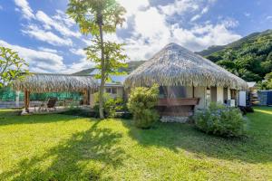 a small hut with a grass roof at Fare Aute Beach in Vaianae