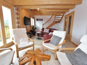 - un salon avec deux chaises et un escalier dans l'établissement Luxury Chalet with Jacuzzi in La Tzoumaz, à La Tzoumaz
