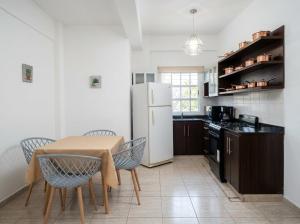 a kitchen with a table and chairs and a refrigerator at Departamentos Marconi 1B in Resistencia