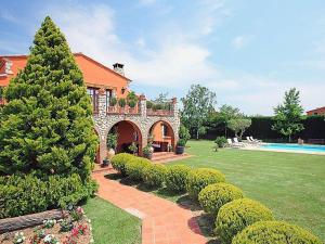ein Haus mit einem Garten und einem Pool in der Unterkunft Ideal villa in Peralada with private pool and garden in Peralada