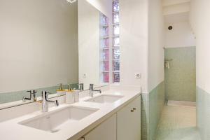 a white bathroom with two sinks and a shower at Keam House in Santana +50 photos