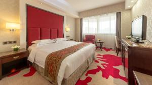 a hotel room with a large bed and a flat screen tv at Holiday Inn Express Xiamen LuShan in Xiamen +194 photos