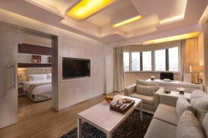 a living room with a couch and a bed at Holiday Inn Express Xiamen LuShan in Xiamen