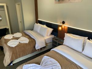 a hotel room with two beds and a lamp at Pousada HG -101-Suíte in Vila Nova do Sul +5 photos