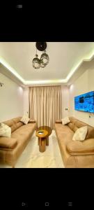 a living room with two couches and a table at بورتو جولف in El Dab‘a