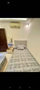 a bedroom with a large bed and a mirror at بورتو جولف in El Dab‘a