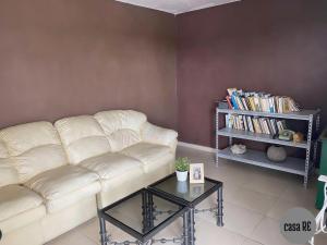 a living room with a white couch and a table at Habitación 2 Pitaya Casa RE in Tehuacán