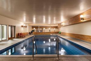 ein großes Schwimmbecken in einem Gebäude in der Unterkunft Atlantic Host Hotel, an Ascend Collection Hotel in Bathurst