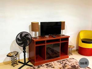 a living room with a television and a fan at Habitación 3 Pitahaya Casa RE in Tehuacán