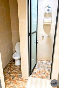 a bathroom with a toilet and a shower at Habitación 3 Pitahaya Casa RE in Tehuacán +13 photos