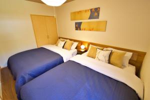 two beds sitting next to each other in a room at OKU - Nakasendo - in Shiojiri